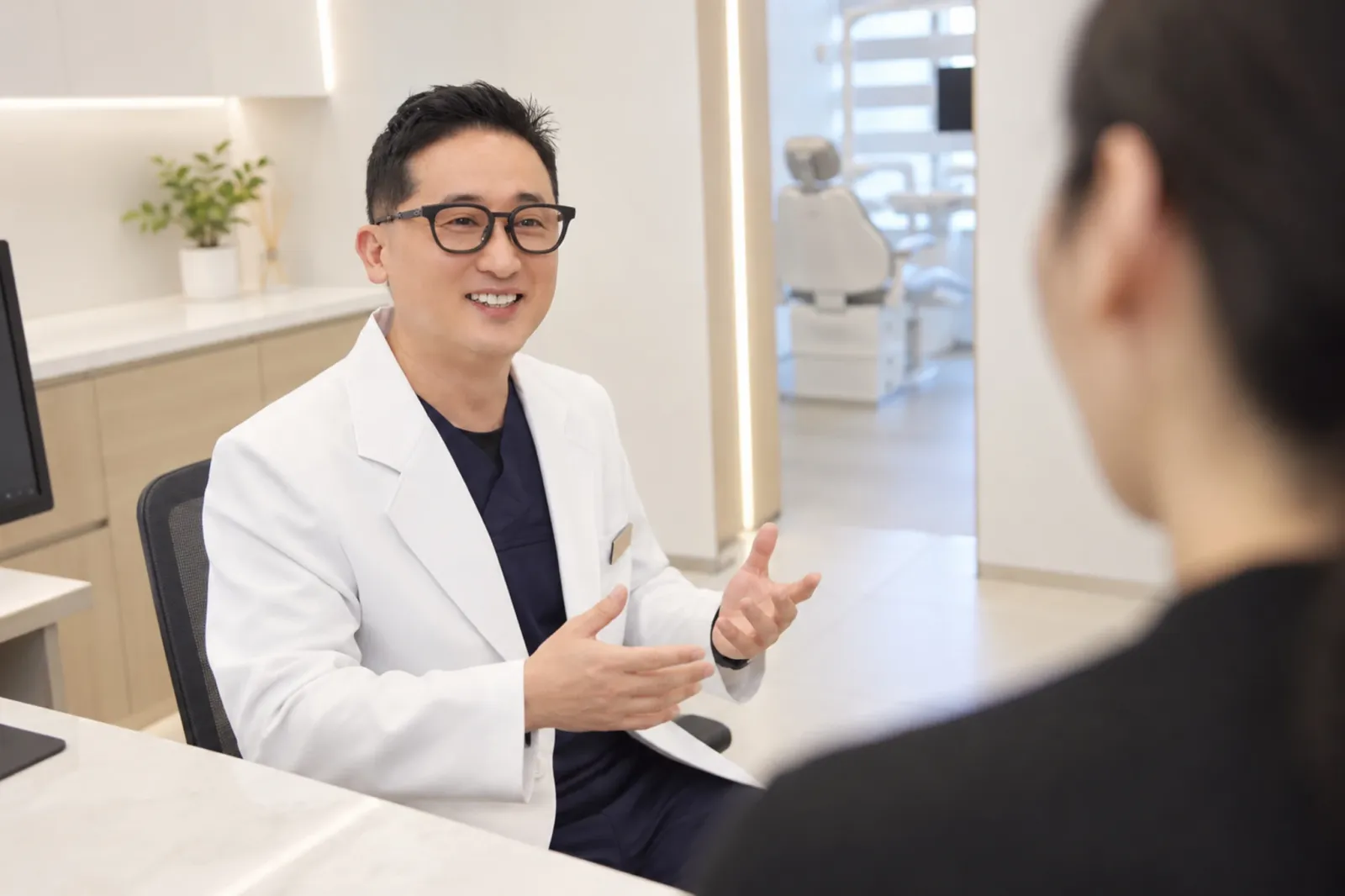 더이로운치과 원장님 진료 상담 모습